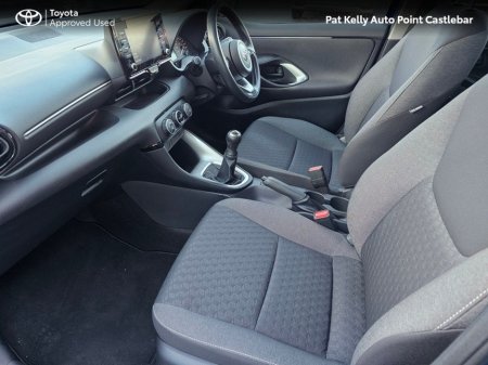 2023 Toyota Yaris - thumbnail 6