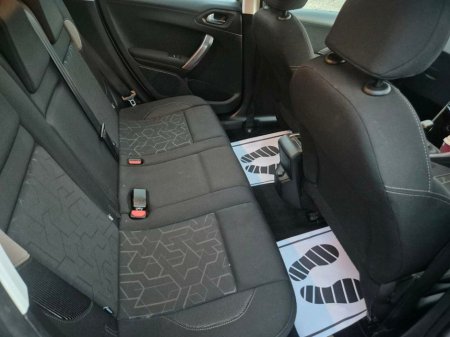 2015 Peugeot 2008 - thumbnail 5