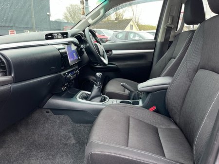 2025 Toyota Hilux FRESH SELECTION OF TRADE-INS HILUX 2.8 SR5 DOUBLE CAB €48,000 thumbnail