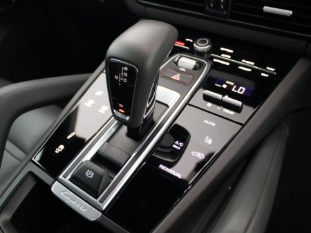 2023 Porsche Cayenne E-Hybrid Platinum Edition €77,000 thumbnail