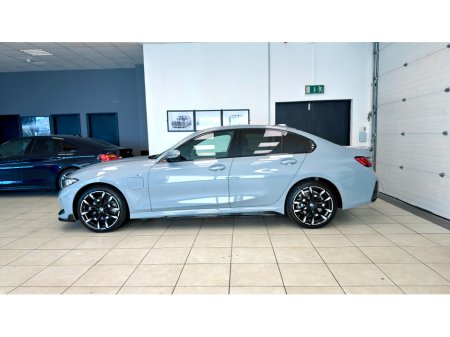 2025 BMW 3 Series - thumbnail 2