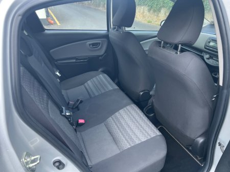 2016 Toyota Yaris - thumbnail 17