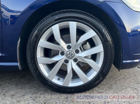 2017 Volkswagen Golf HIGHLINE , AUTO // LOW MILEAGE €17,950 thumbnail