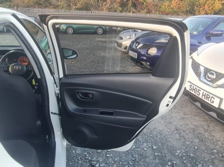 2018 Toyota Vitz - thumbnail 13