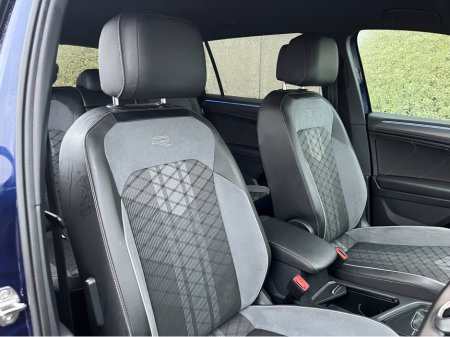 2024 Volkswagen Tiguan Allspace 7 SEATER R-LINE AUTOMATIC 2.0 DIESEL //SAT NAV//HEATED SEATS//REVERSE CAMERA//ADAPTIVE CRUISE CONTROL//HEATED STEERING WHEEL// €49,950 thumbnail