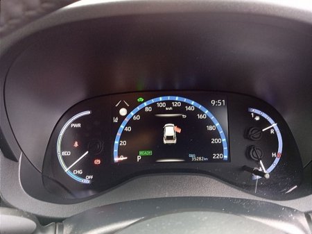 2024 Toyota Yaris Cross 1.5 Hybrid Luna Sport (Pearl white) €30,850 thumbnail