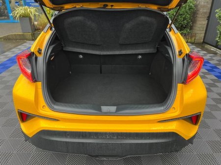 2018 Toyota C-HR 1.8 HYBRID // SERVICE HISTORY // 18" DIAMOND CUT ALLOYS // ADAPTIVE CRUISE CONTROL €17,750 thumbnail