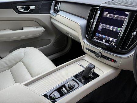2021 Volvo XC60 2.0D MOMENTUM 5DR AUTO €38,950 thumbnail