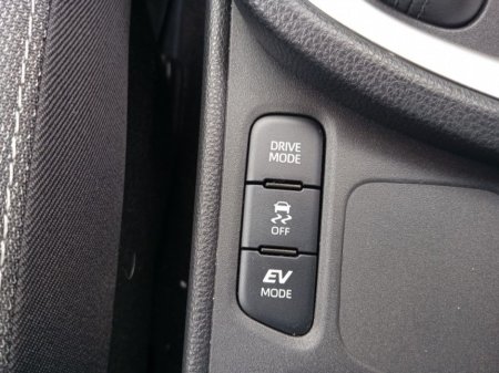 2024 Toyota Yaris Cross 1.5 Hybrid Luna Sport (Pearl white) €30,850 thumbnail