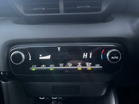 2024 Toyota Yaris YARIS HYBRID 1.5 LUNA €25,444 thumbnail