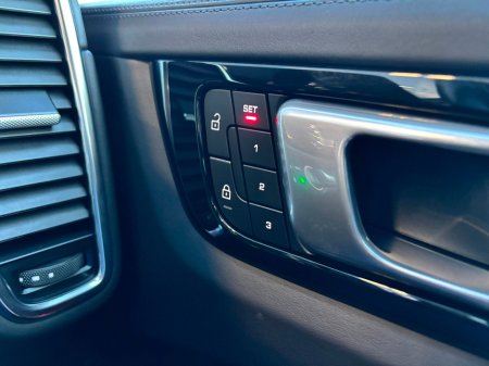 2022 Porsche Cayenne Coupe 3.0 V6 e-hybrid €73,995 thumbnail