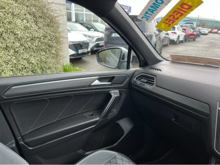 2023 Volkswagen Tiguan Allspace R-LINE 7 SEATER AUTOMATIC 2.0 TDI DIESEL //SAT NAV//ADAPTIVE CRUISE CONTROL//REVERSE CAMERA//HEATED SEATS AND STEERING WHEEL// €42,950 thumbnail