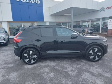 2024 Volvo XC40 - view 2