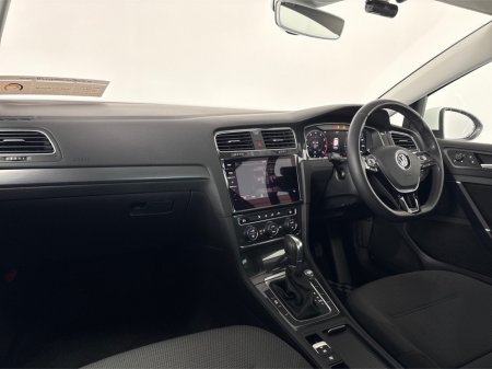2019 Volkswagen Golf COMFORTLINE**TOUCHSCREEN MEDIA**APPLE CAR PLAY**REVERSE CAMERA**PARKING SENSORS**MULTIFUNCTIONAL STEERING WHEEL**CRUSIE CONTROL**DUAL CLIMATE**CLOTH SEATS**ELECTRIC WINDOWS**AIRCONDITIONING**ISOFIX** €19,995 thumbnail