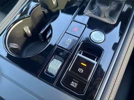 2025 Volkswagen Touareg 3.0 TSI PHEV 462HP R €115,975 thumbnail