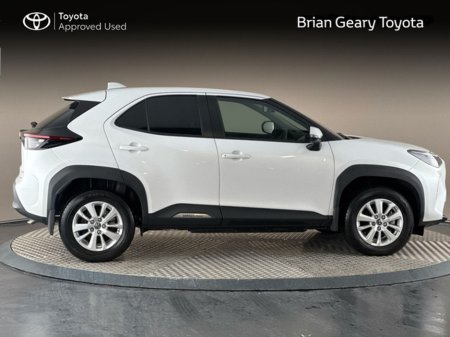 2025 Toyota Yaris Cross Luna Hybrid *Pearl White* €30,950 thumbnail