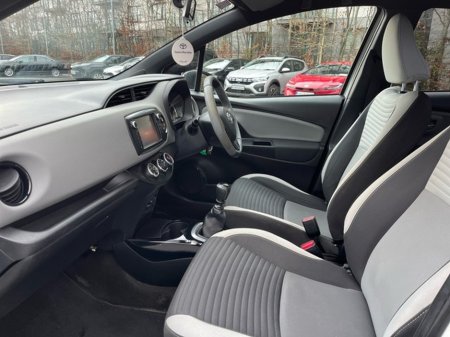 2017 Toyota Yaris 1.33 VVT-I DESIGN 99BHP 5 5DR €12,450 thumbnail