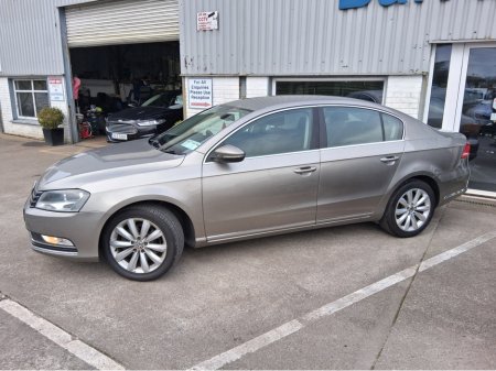 2013 Volkswagen Passat - view 3