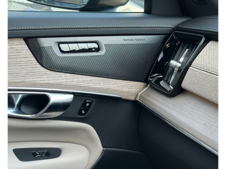 2025 Volvo XC90 - thumbnail 18