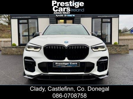 2022 BMW X5 XDRIVE 45E M SPORT AUTO,M PERFORMANCE BODY KIT,ALPINE WHITE,PLUS PACK,TECH PACK,HEAD UP DISPLAY,HEATED LEATHER,APPLE CAR PLAY,ADJUSTABLE SUSPENSION,CAMERAS,FACTORY UP GRADED BRAKES,FBMWSH,HIGH SPEC €64,950 thumbnail