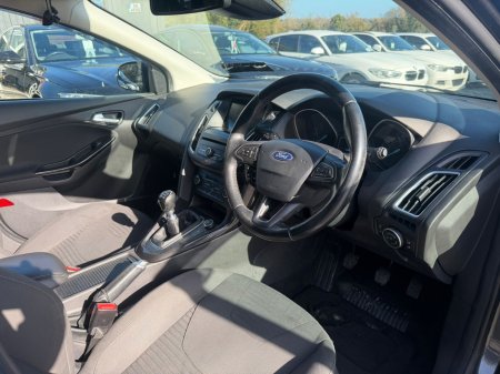 2017 Ford Focus - thumbnail 13