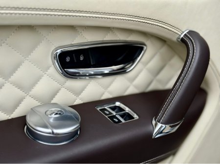 2016 Bentley Bentayga W12 600BHP AWD 5DR A €118,950 thumbnail