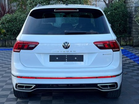 2023 Volkswagen Tiguan R-LINE 1.4 HYBRID // 20" R-LINE ALLOYS // PARKING SENSORS // APPLE CARPLAY/ANDROID AUTO €36,900 thumbnail