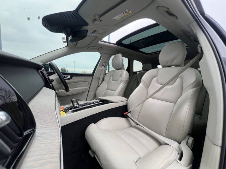 2023 Volvo XC60 T6 PLUS DARK AWD 2.0 HYBRID // OPENING PAN ROOF // LEATHER INTERIOR // 360 PARKING CAMERAS €39,950