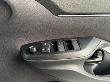 2023 Toyota Yaris Cross LUNA SPORT HYBRID AUTO €28,950 thumbnail