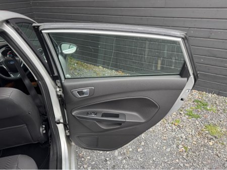 2014 Ford Fiesta - thumbnail 16