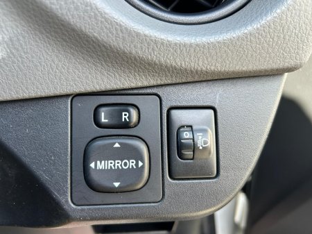 2016 Toyota Yaris - thumbnail 14