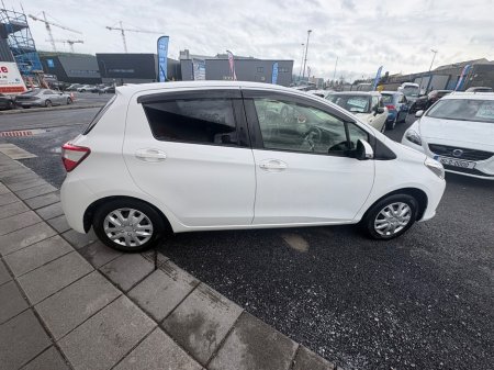 2017 Toyota Yaris - thumbnail 13