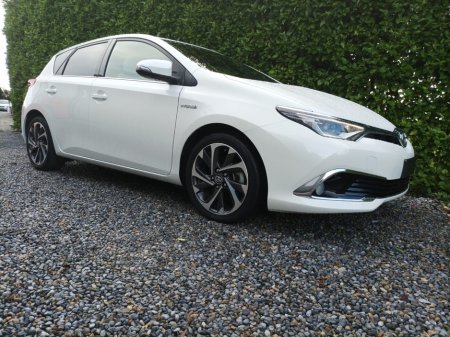 2016 Toyota Auris TOP SPEC 1.8 PETROL HYBRID WITH ONLY 71,003KMS LEATHER AND SUEDE INTERIOR LIKE NEW REVERSE CAMERA TOUCH SCREEN RADIO WITH APPLE CAR PLAY & ANDROID AUTO FACTORY IMMOBILISER TOYOTA SAFETY SENSE €16,495