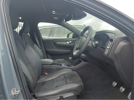 2023 Volvo XC40 T2 P R-DESIGN MAN 5DR €39,950 thumbnail