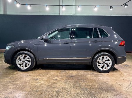 2022 Volkswagen Tiguan HYBRID AUTOMATIC 1.4L TSI PHEV - PARKING SENSORS - CRUISE CONTROL - A/C HEATING CONTROLS €29,950 thumbnail