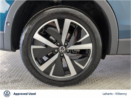 2025 Volkswagen Tiguan 3 ELEGANCE 1.5TSI 204HP DSG PHEV €54,950 thumbnail