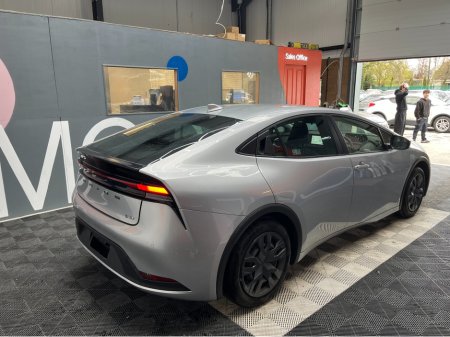 2025 Toyota Prius - thumbnail 2