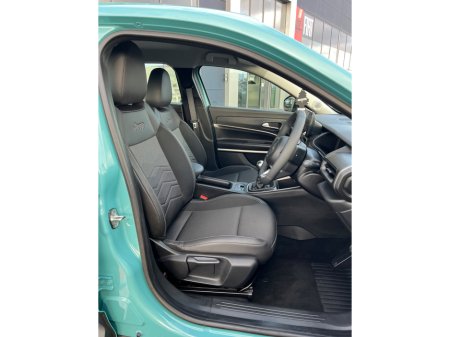 2025 Jeep Avenger 1.2 PETROL 100HP MT Altitude thumbnail