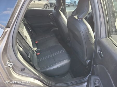 2023 Renault Captur E-TECH ENGINEERED 1.6i HRV AUTO 145HP €27,950 thumbnail