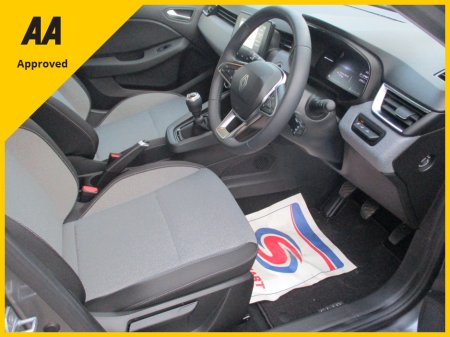 2025 Renault Clio EVOLUTION  WITH ONLY 6105KMS HIGH SPEC WITH SAT NAV AND REAR PARKING SENSORS FULLY SERVICED AND READY TO GO €25,950 thumbnail