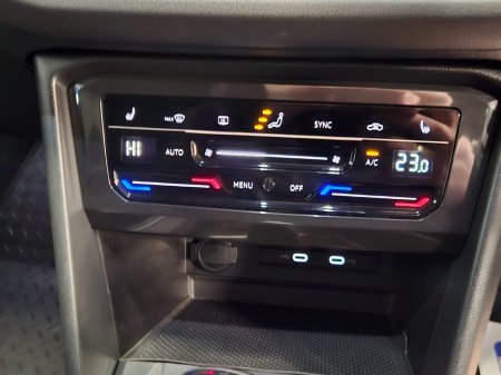 2024 Volkswagen Tiguan TIGUAN R-LINE 2.0TDI DSG 150HP €49,950 thumbnail