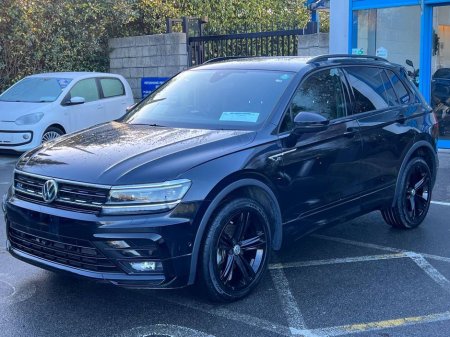 2018 Volkswagen Tiguan R-LINE 2.0 TDI 4MOTION // BLACK EDITION // HEADS-UP DISPLAY // 360 SURROUND PARKING CAMERAS €28,950 thumbnail