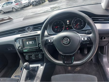 2016 Volkswagen Passat - thumbnail 2