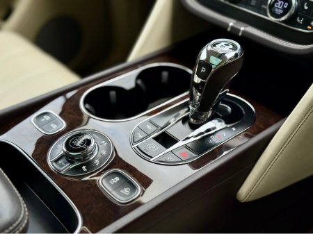 2016 Bentley Bentayga W12 600BHP AWD 5DR A €118,950 thumbnail