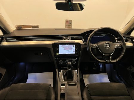 2018 Volkswagen Passat - view 4
