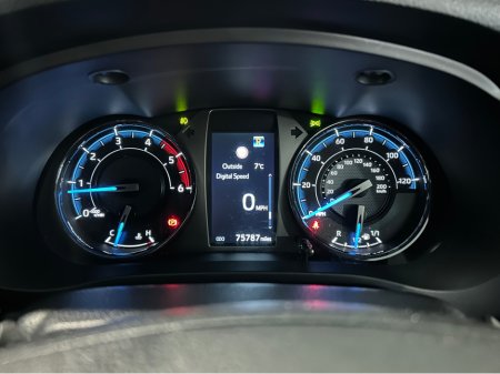 2022 Toyota Hilux INVINCIBLE X D-4D 4WD INVINCIBLE DCB €42,500 thumbnail