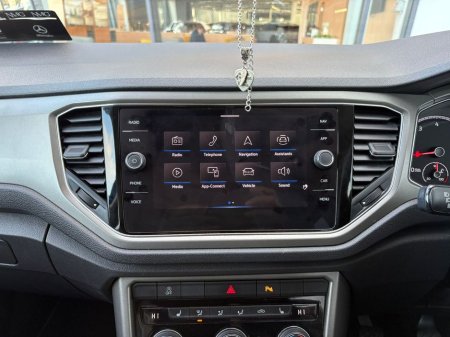 2022 Volkswagen T-Roc Design 1.0 TSI M6F 110HP 5DR €25,950 thumbnail