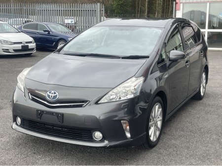 2014 Toyota Prius Alpha - thumbnail 3