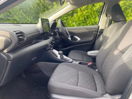 2025 Toyota Yaris - thumbnail 6