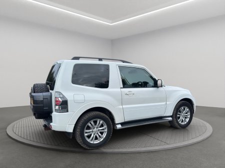 2016 Mitsubishi Shogun  thumbnail